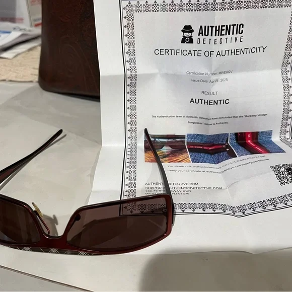 Burberry Sunglasses B4157 56/17/140 Burberry Sunglasses B4157 56/17/140 main image 4